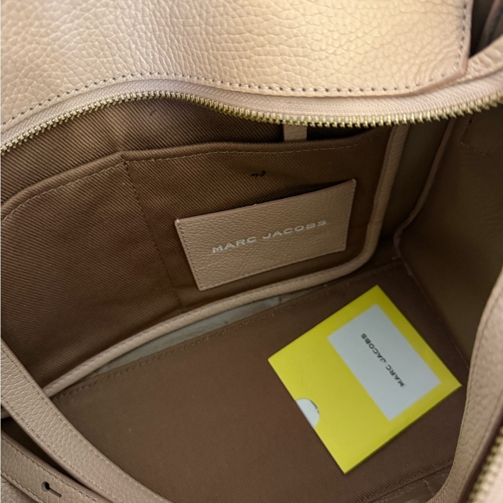 Auth Marc Jacobs Women's
The Leather Medium Tote In Rose - Picture 5 of 10